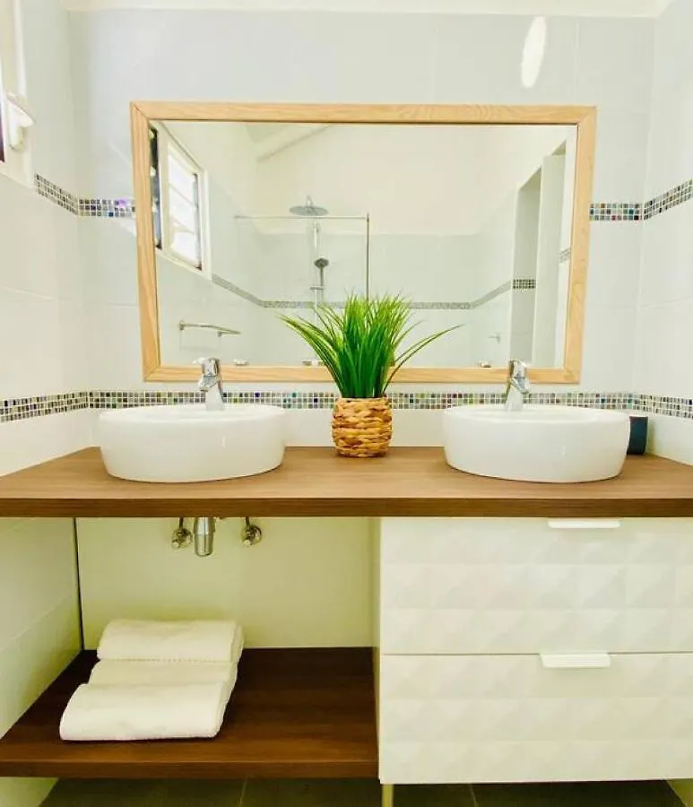 Beautiful Suite S16, Pool, Next To Pinel Island Cul de Sac Holiday home