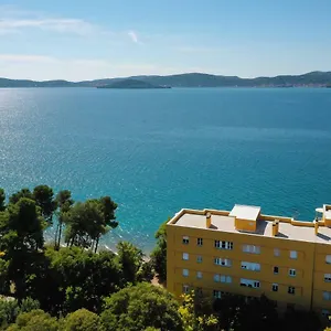 caisa-classic-beachfront-apartment.hotelinzadar.com/